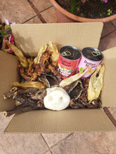 Cargar imagen en el visor de la galería, Caja de snacks para perros. Snacks para perros. Snacks naturales de pescado  para mascotas. Snacks caninos naturales de carne. Mejores opciones de snacks para perros de pollo. Caja  mensual snacks saludables mascotas