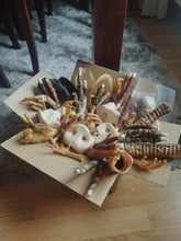 Cargar imagen en el visor de la galería, Mejores opciones de snacks para perros de pescado, pollo, cerdo, carne. Caja mensual snacks saludables mascotas. Como elegir snacks de calidad para perros naturales Snacks naturales para perros para todo el mes.