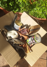 Cargar imagen en el visor de la galería, Snacks naturales para perros con ingredientes orgánicos. Cajita de deliciosos aperitivos para mascotas saludables. Mejores opciones de snacks naturales para perros pequeños. ¿Dónde comprar cajitas de snacks para perros en línea?. Opiniones sobre los mejores snacks caninos naturales y nutritivos. Snacks para mascotas. Cajita de snacks. Snacks naturales. Alimentación canina. Pet treats.