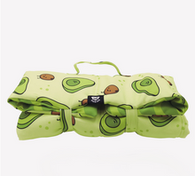 Cargar imagen en el visor de la galería, Manta enrollable para mascotas dukier avocado-comprar manta para mascotas-Transporte fácil para mascotas-Manta acolchada lavable a máquina-Tamaño perfecto para mascotas