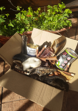 Cargar imagen en el visor de la galería, Snacks naturales para perros con ingredientes orgánicos. Cajita de deliciosos aperitivos para mascotas saludables. Mejores opciones de snacks naturales para perros pequeños. ¿Dónde comprar cajitas de snacks para perros en línea?. Opiniones sobre los mejores snacks caninos naturales y nutritivos. Snacks para mascotas. Cajita de snacks. Snacks naturales. Alimentación canina. Pet treats.