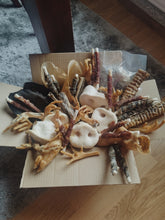 Cargar imagen en el visor de la galería, Mejores opciones de snacks para perros de pescado, pollo, cerdo, carne. Caja  mensual snacks saludables mascotas. Como elegir snacks de calidad para perros naturales Snacks naturales para perros para todo el mes.