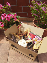 Cargar imagen en el visor de la galería, Caja de snacks para perros. Snacks para perros. Snacks naturales de pescado  para mascotas. Snacks caninos naturales de carne. Mejores opciones de snacks para perros de pollo. Caja  mensual snacks saludables mascotas