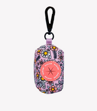 Cargar imagen en el visor de la galería, Portabolsitas dukier para mascotas DukierPortabolsitasEstampadoFloralAccesorioRecogerCacasPaseosPerrosPortabolsitasNeoprenoMosquetónFloresEstucheBolsitasBiodegradablesPaseosPerros