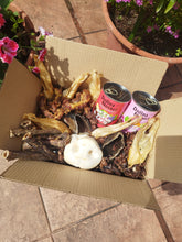 Cargar imagen en el visor de la galería, Caja de snacks para perros. Snacks para perros. Snacks naturales de pescado  para mascotas. Snacks caninos naturales de carne. Mejores opciones de snacks para perros de pollo. Caja  mensual snacks saludables mascotas