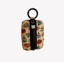 Cargar imagen en el visor de la galería, comprar Porta bolsas de caca para perros con diseño tattoo-Porta bolsas de neopreno para caca de perro-Accesorios para recoger cacas de perro con estilo-Porta bolsas para caca de perro con mosquetón