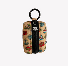 Cargar imagen en el visor de la galería, comprar Porta bolsas de caca para perros con diseño tattoo-Porta bolsas de neopreno para caca de perro-Accesorios para recoger cacas de perro con estilo-Porta bolsas para caca de perro con mosquetón
